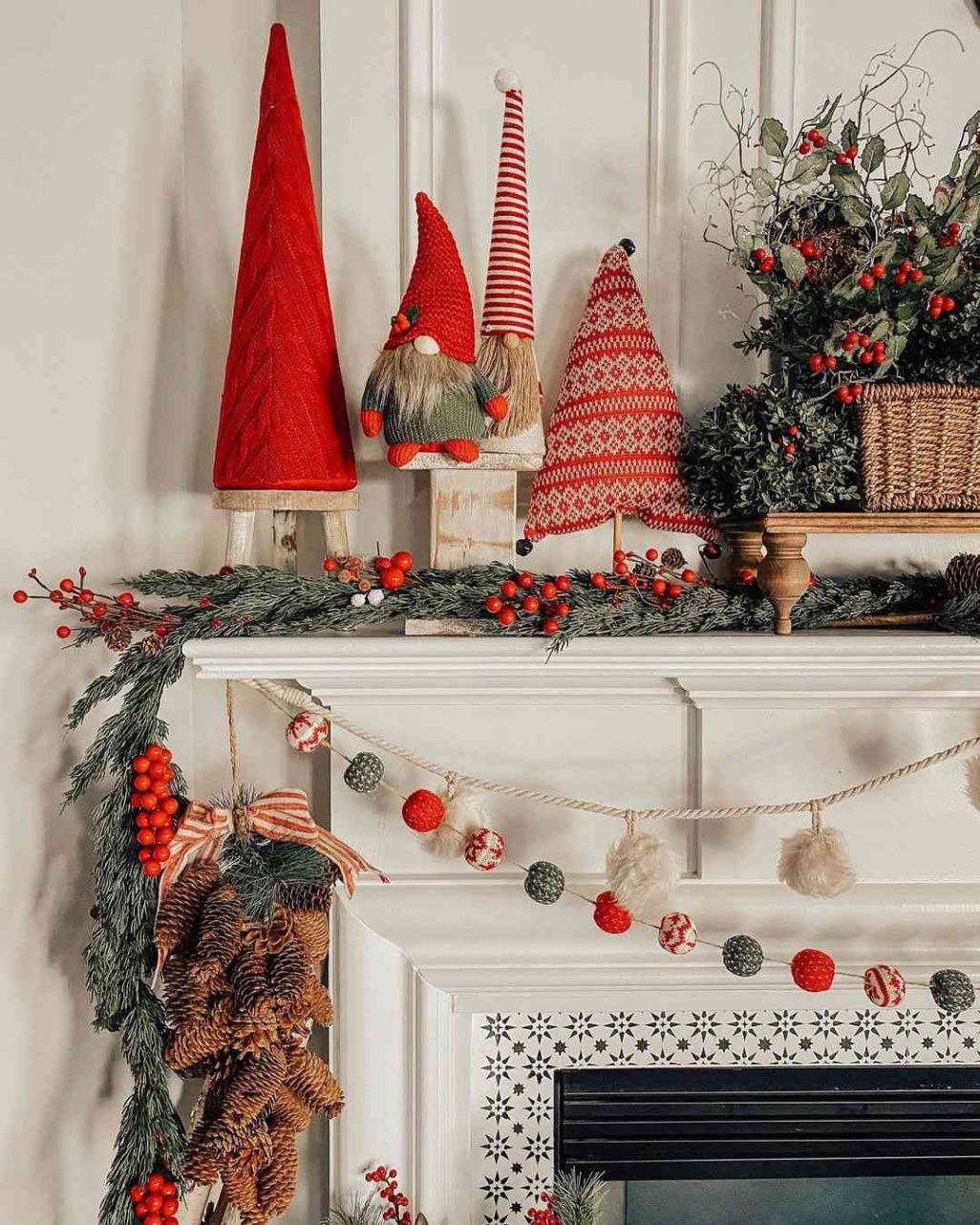 Spruce Up Your Mantel: Festive Xmas Decorating Ideas For A Cozy Holiday Vibe!