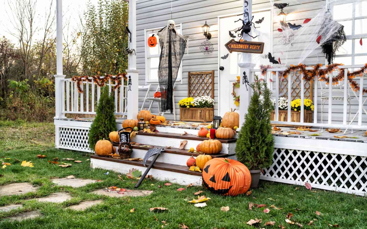 Spooktacular Outdoor Halloween Decor Ideas To Haunt Your Neighborhood